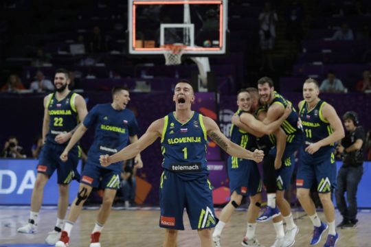 Οι Σλοβένοι πέταξαν εκτός τελικού τους πρωταθλητές Ευρώπης
