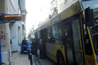 Συνάντηση σε μακρινή στάση λεωφορείου…