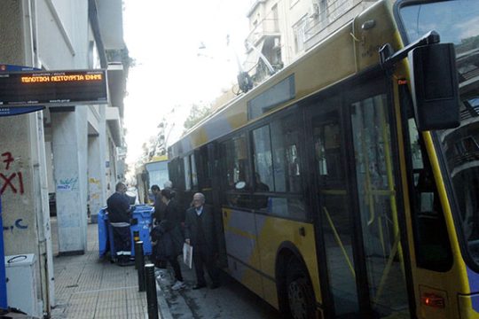 Συνάντηση σε μακρινή στάση λεωφορείου…