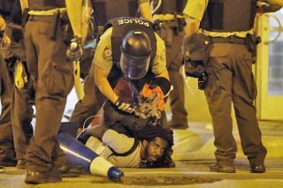 Σκοτώνουν, αθωώνονται, καταστέλλουν, προκαλούν