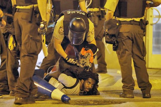 Σκοτώνουν, αθωώνονται, καταστέλλουν, προκαλούν