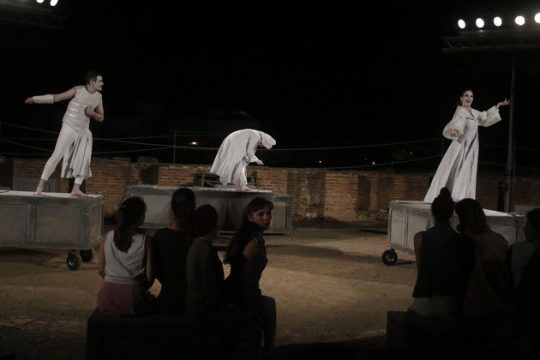 Με κριτική ματιά στην εκάστοτε εξουσία