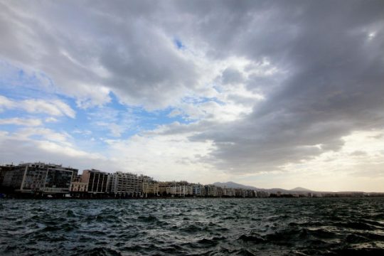 Συννεφιά και σποραδικές βροχές