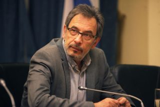 Απάντηση Τσακνή με αιχμές εναντίον Κωστόπουλου