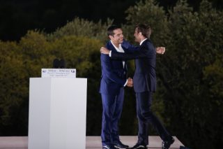 Αρραβώνες μεν, αλλά αργεί ο γάμος