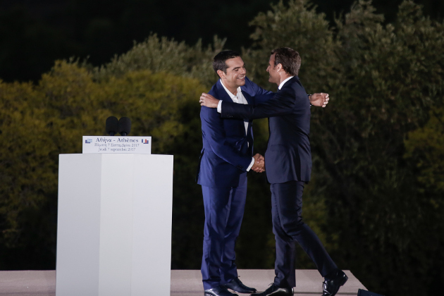 Αρραβώνες μεν, αλλά αργεί ο γάμος