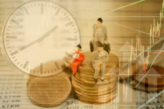 Παράνομες υπερωρίες σε χρηματοοικονομικές υπηρεσίες και ασφαλιστικές
