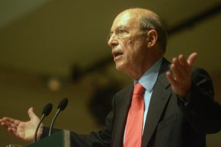 Στηρίζει τις διαδικασίες, διαφωνεί με αρχηγικό κόμμα