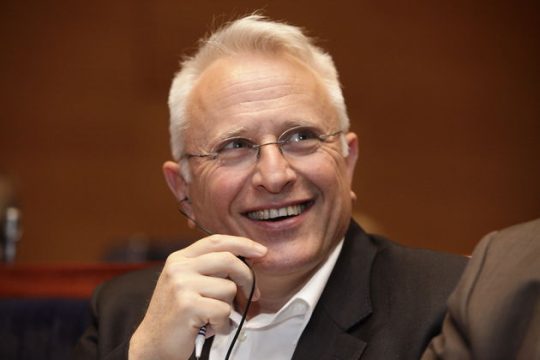 Να αποδείξει ότι… υπάρχουν ομοφυλόφιλοι μητροπολίτες!