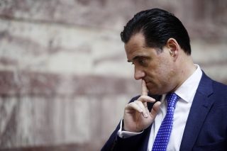 Αδωνις και Μουμτζής «πέταξαν» την κεντρώα μάσκα της Ν.Δ.