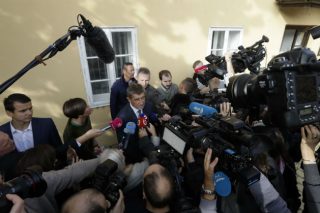 Γύρω γύρω όλοι και στη μέση ο Μπάμπης