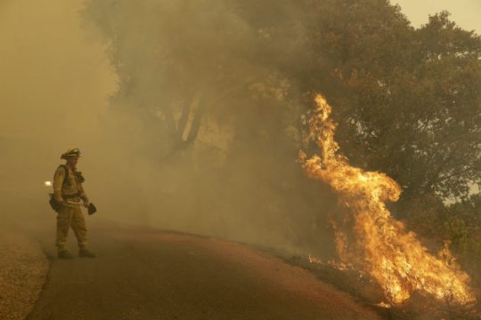 Μία εβδομάδα ανεξέλεγκτης πυρκαγιάς στην Καλιφόρνια