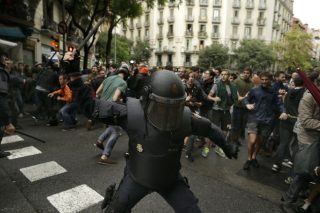 ‘Η με τους λαούς ή με τα κλομπ