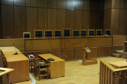 Πανεπιστημιακός στο εδώλιο για διπλή ανθρωποκτονία