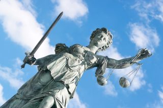 Δικαστές… υπεράνω νόμου με συνοπτικές διαδικασίες