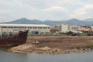 Καθαρή παραλία απαιτεί η Ελευσίνα
