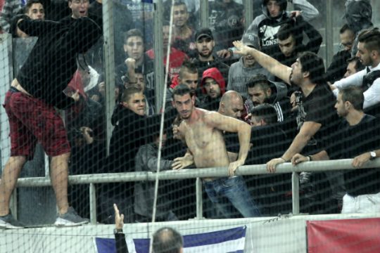 Εντόπισαν άλλους τέσσερις για τον ξυλοδαρμό στο ματς της Εθνικής