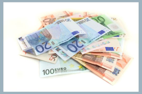 Πιστώνεται η γ’ δόση οικογενειακών επιδομάτων