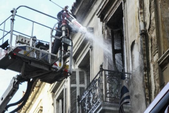 Υπό έλεγχο η πυρκαγιά σε κτίριο στα Εξάρχεια