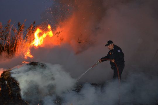 Σε εξέλιξη πυρκαγιά στα Μαύρα Βουνά κοντά στον Άραξο