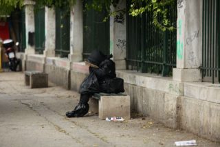 3,8 εκατ. Ελληνες βιώνουν συνθήκες φτώχειας
