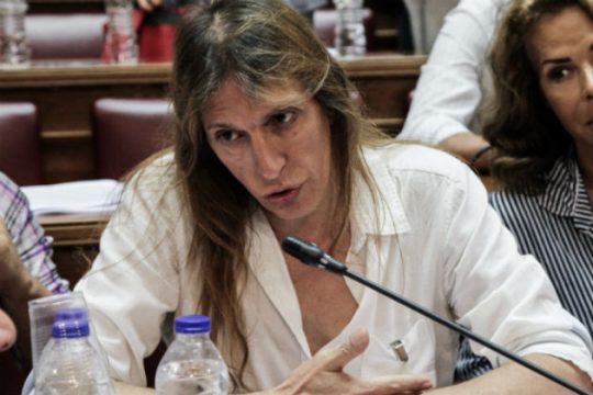 Ποιος οπλίζει το χέρι τους;