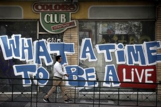 Βόλτα στη Μενάνδρου, στο δημαρχείο
