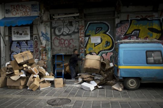 Eurostat: Φτωχοί ένας στους τρεις Έλληνες το 2016