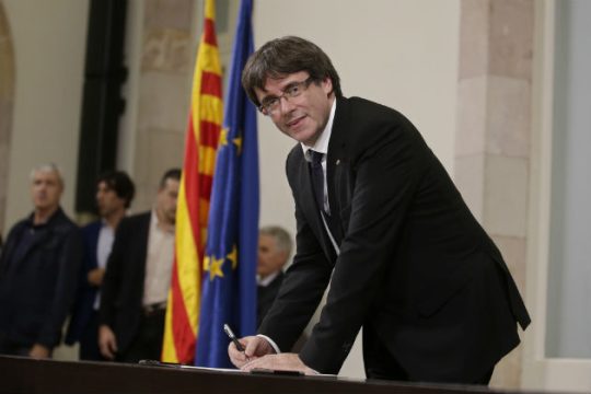 Πιέσεις στον Πουτζντεμόν να απαντήσει καταφατικά στο τελεσίγραφο