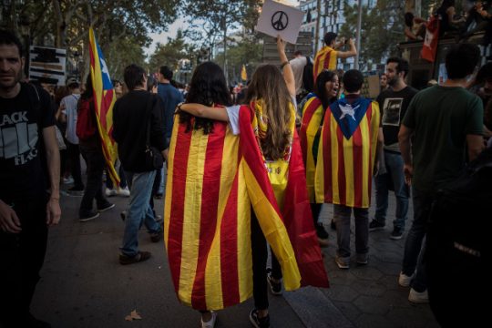 H αστική δημοκρατία της ΕΕ και των κρατών της …πεθαίνει –και– στην Καταλονία
