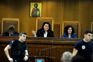 Χωρίς πρόσωπο και με αλλοιωμένη φωνή απέναντι στη Χρυσή Αυγή