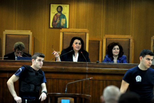 Χωρίς πρόσωπο και με αλλοιωμένη φωνή απέναντι στη Χρυσή Αυγή