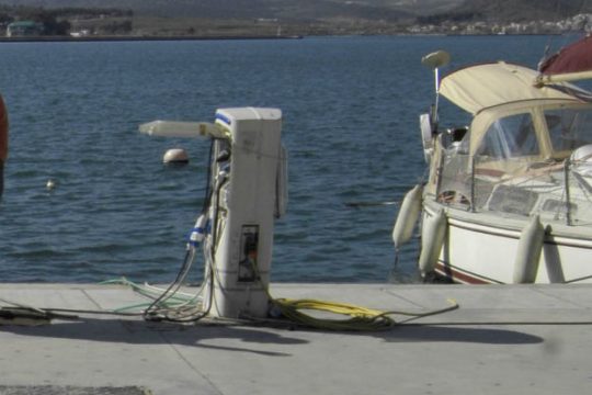 Μισοβυθίστηκε τουριστικό σκάφος στο λιμάνι του Βόλου