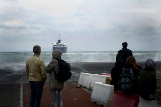 Συνεχίζεται η «ναυμαχία» της Ραφήνας μεταξύ συμβατικών και ταχύπλοων