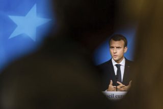 Μακρόν σε ελεύθερη πτώση
