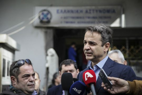 Μητσοτάκης καλεί Τσίπρα για τις μολότοφ στο Α.Τ. Πεύκης