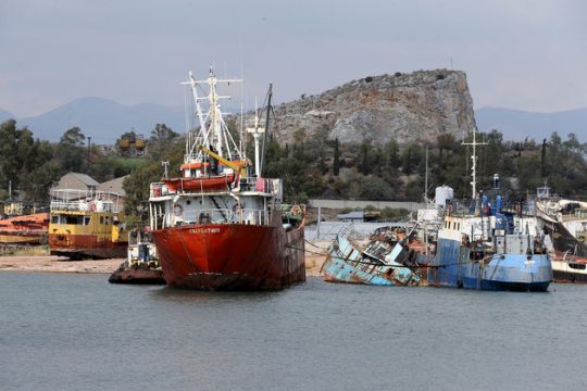 Ενας κόλπος γεμάτος κουφάρια πλοίων