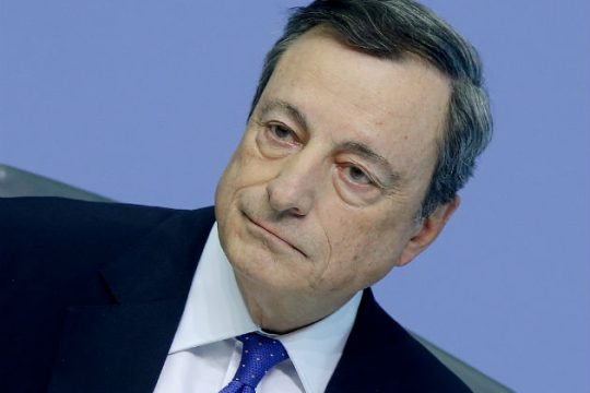 Η ΕΚΤ μειώνει στο μισό το QE