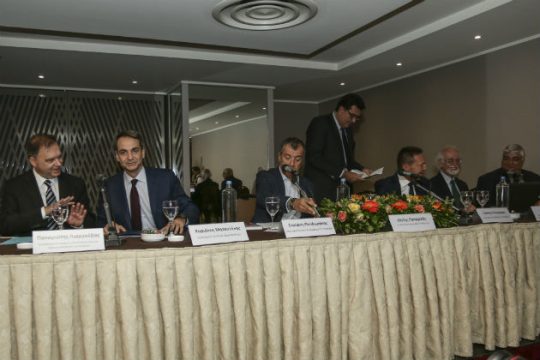 Ο Τσίπρας πήρε τη δουλειά του Μητσοτάκη (και τα ΝΕΑ της Αυγής)