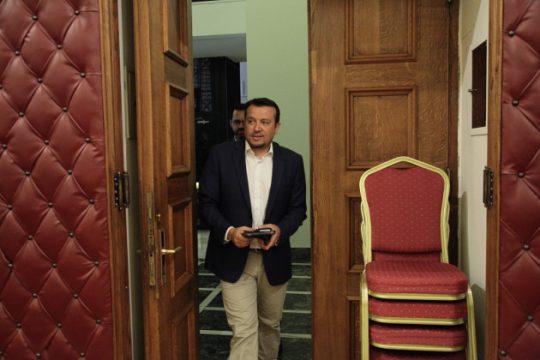 «Να πάρουν θέση τα κόμματα»