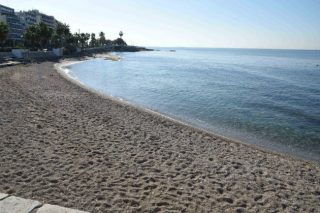 Σταδιακά στο κοινό οι παραλίες του Σαρωνικού
