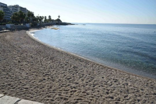 Σταδιακά στο κοινό οι παραλίες του Σαρωνικού
