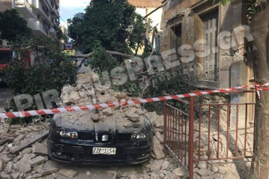 Κατάρρευση παλιού κτιρίου στον Πειραιά