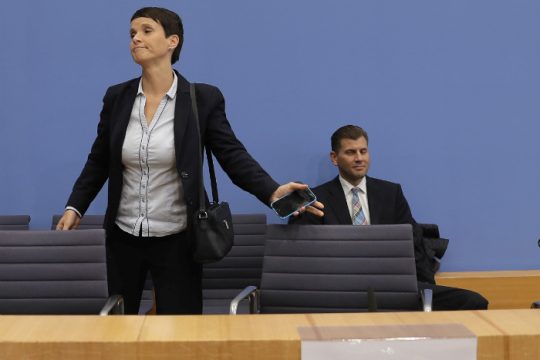 Ράβει «κουστούμι» φιλελεύθερης πολιτικής