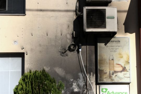 Μεγάλη φωτιά σε κτίριο στη Γλυφάδα