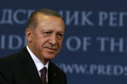 Βλέπει «κατασκόπους» και «εσωτερική απειλή»