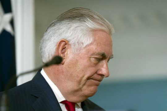 Διαψεύδει παραίτηση, όχι ότι είπε τον Τραμπ ηλίθιο