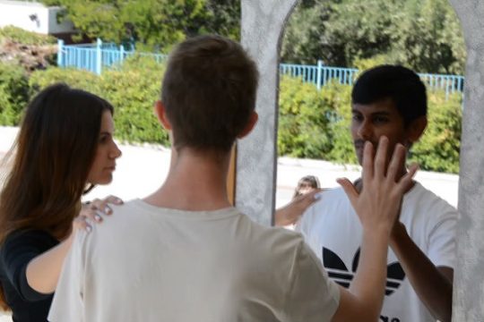 «Μπορείς να δεις τον εαυτό σου, μέσα από μένα;»