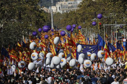 Μεγάλη διαδήλωση υπέρ της ενότητας στη Βαρκελώνη