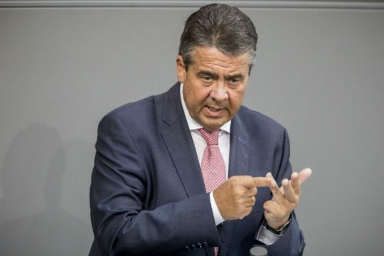«Ο Σόιμπλε είναι άκαμπτος και απομονώνει πολιτικά τη Γερμανία»